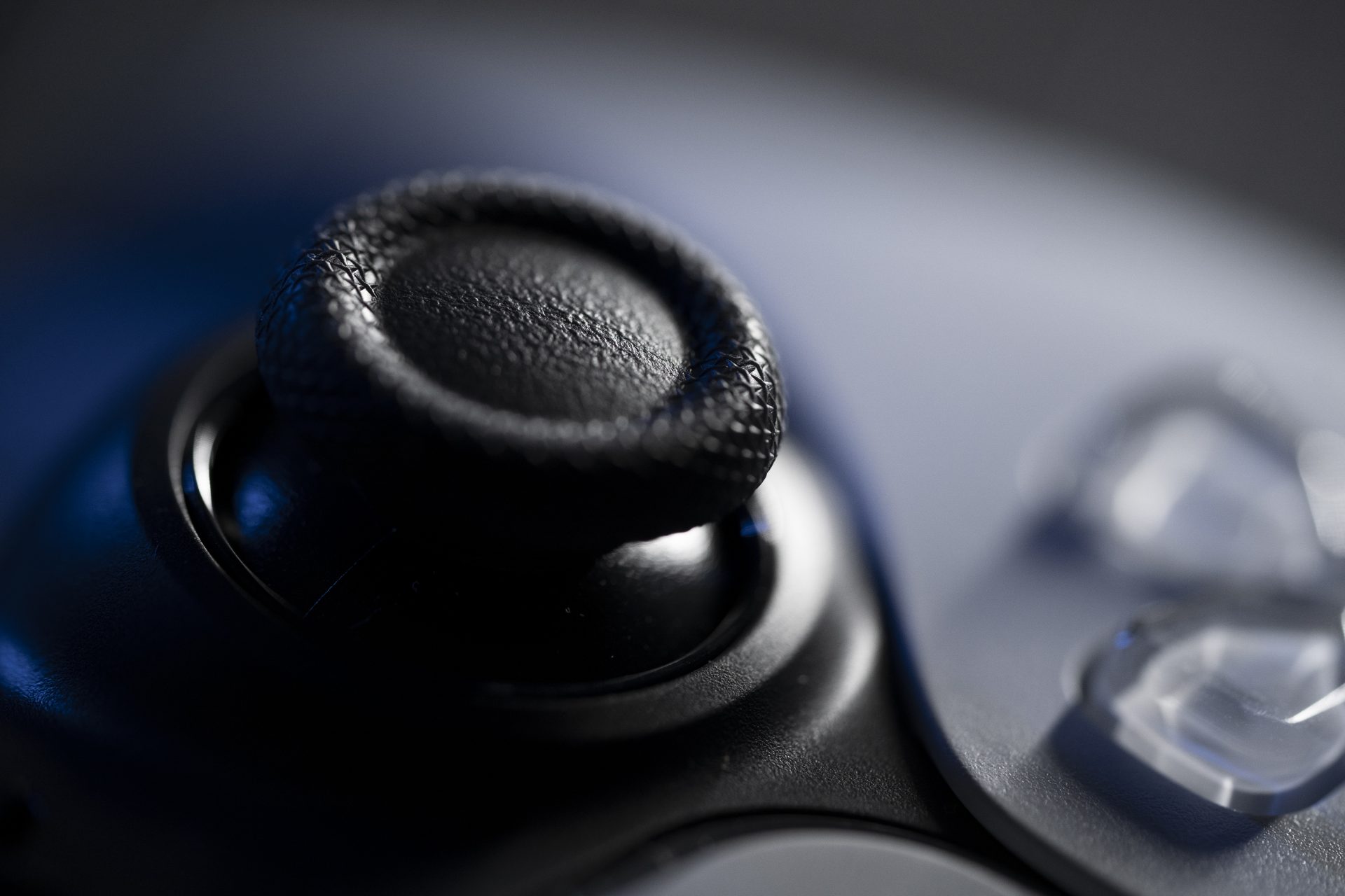 Close-up eines schwarzen Analogsticks eines Videospiel-Controllers mit Strukturdetails