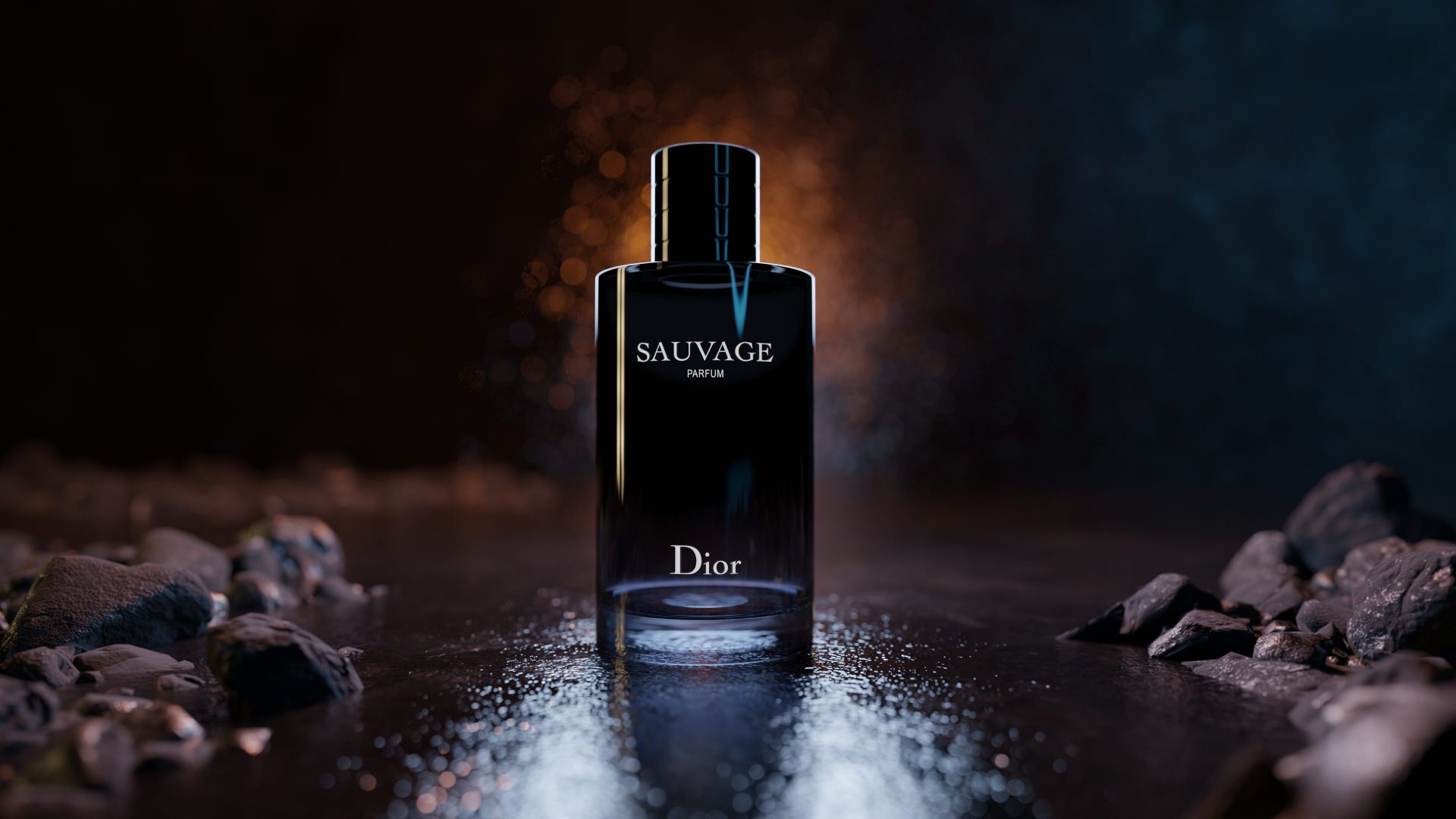 Parfümflakon Dior Sauvage auf nassem, steinigem Untergrund mit schimmerndem, dunklem Hintergrund.